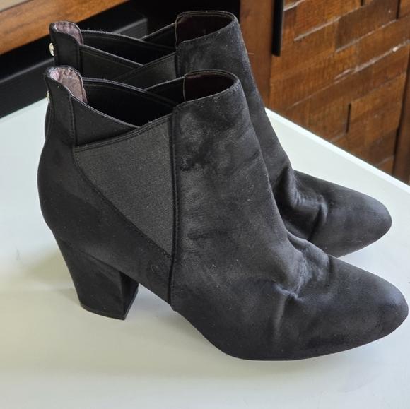 BCBGenation Ankle Boots Women Sz 9M Black Dolan Suede Block Heel Pointed Toe - Picture 16 of 16